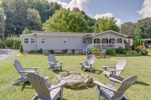 Alquiler Vacacional - Maggie Valley Home ~ 5 Mi to Cataloochee Ski Area!