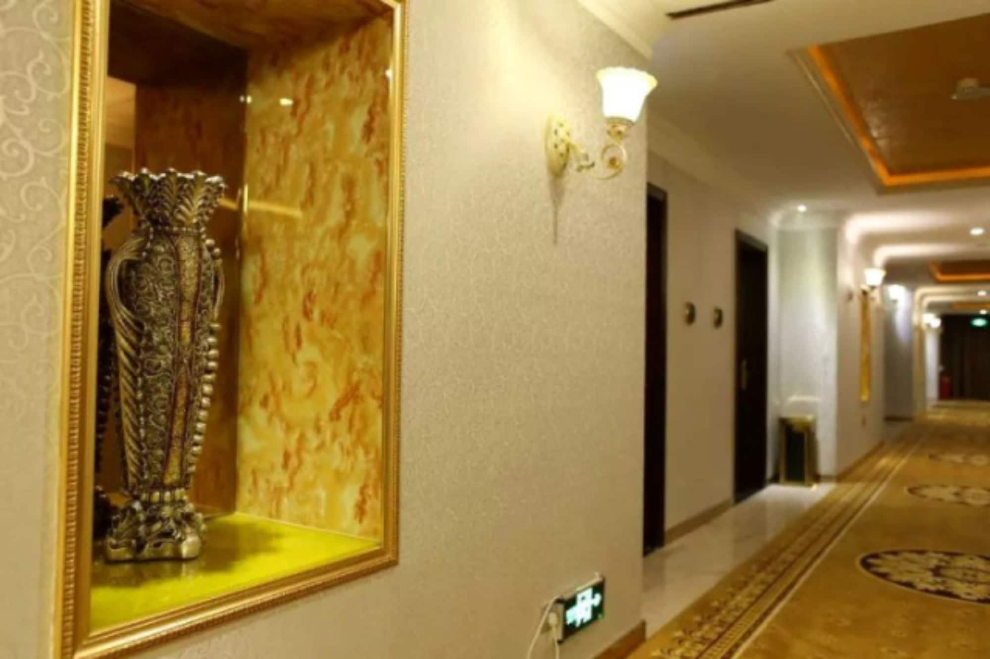 Varios Karen Hotel