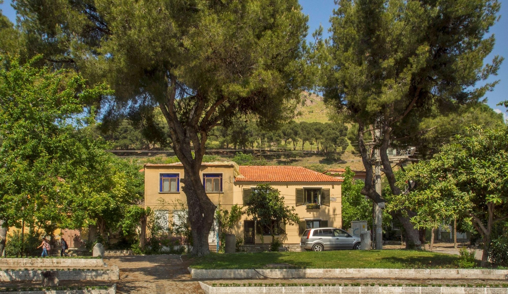 Varios Elaia Hotel
