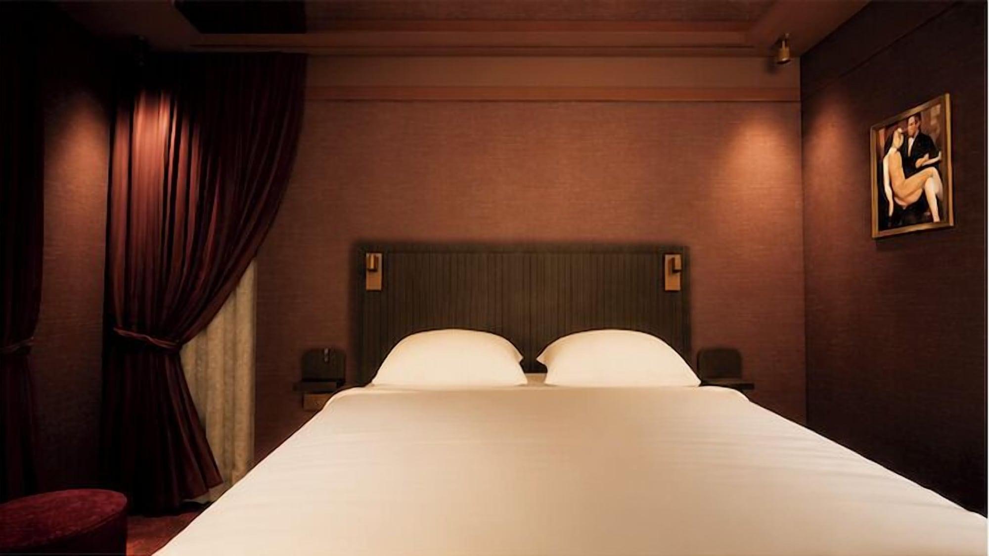 Varios Huxley House Hotel