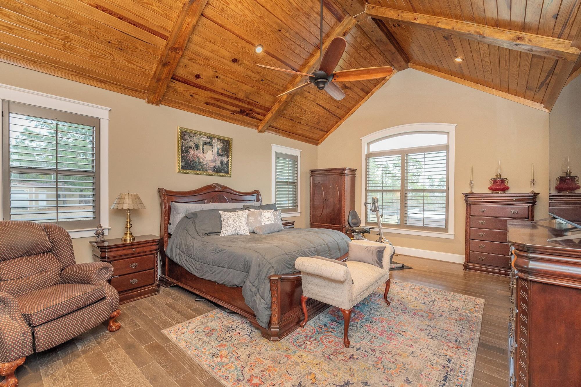 Comodidades del Alojamiento 3-bedroom modern farmhouse retreat near the Masters w/ pool and hot-tub