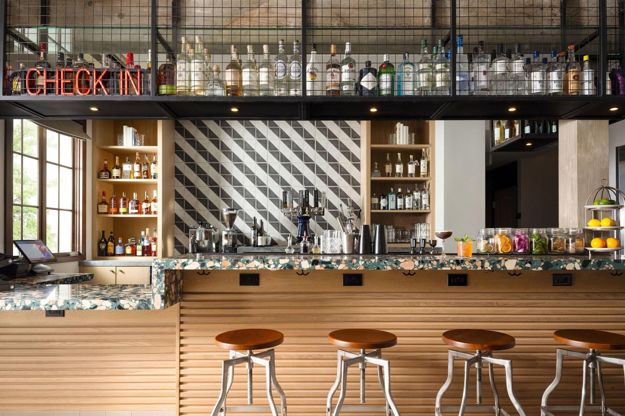 Bar/Salón Moxy Santa Barbara