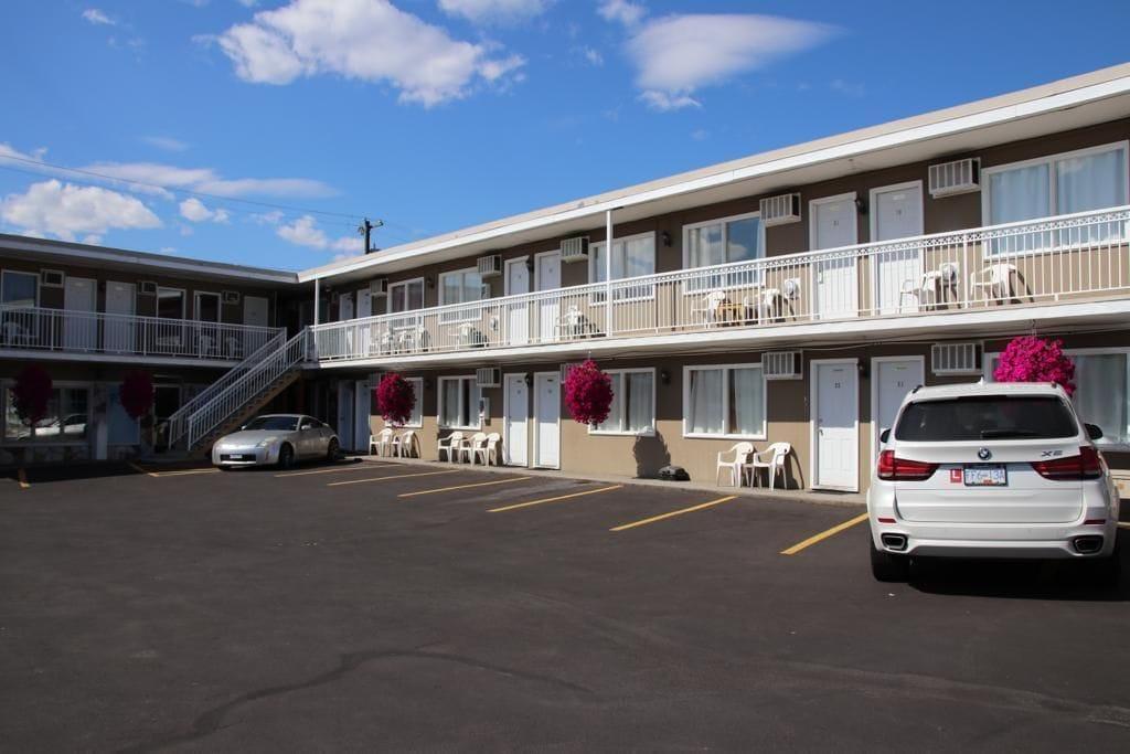 Vista Exterior Plaza Motel