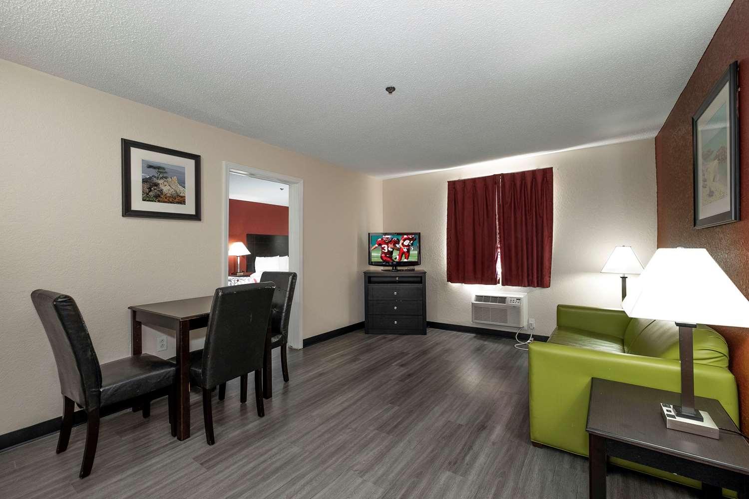 Suite Red Roof Inn & Suites Pensacola - NAS Corry