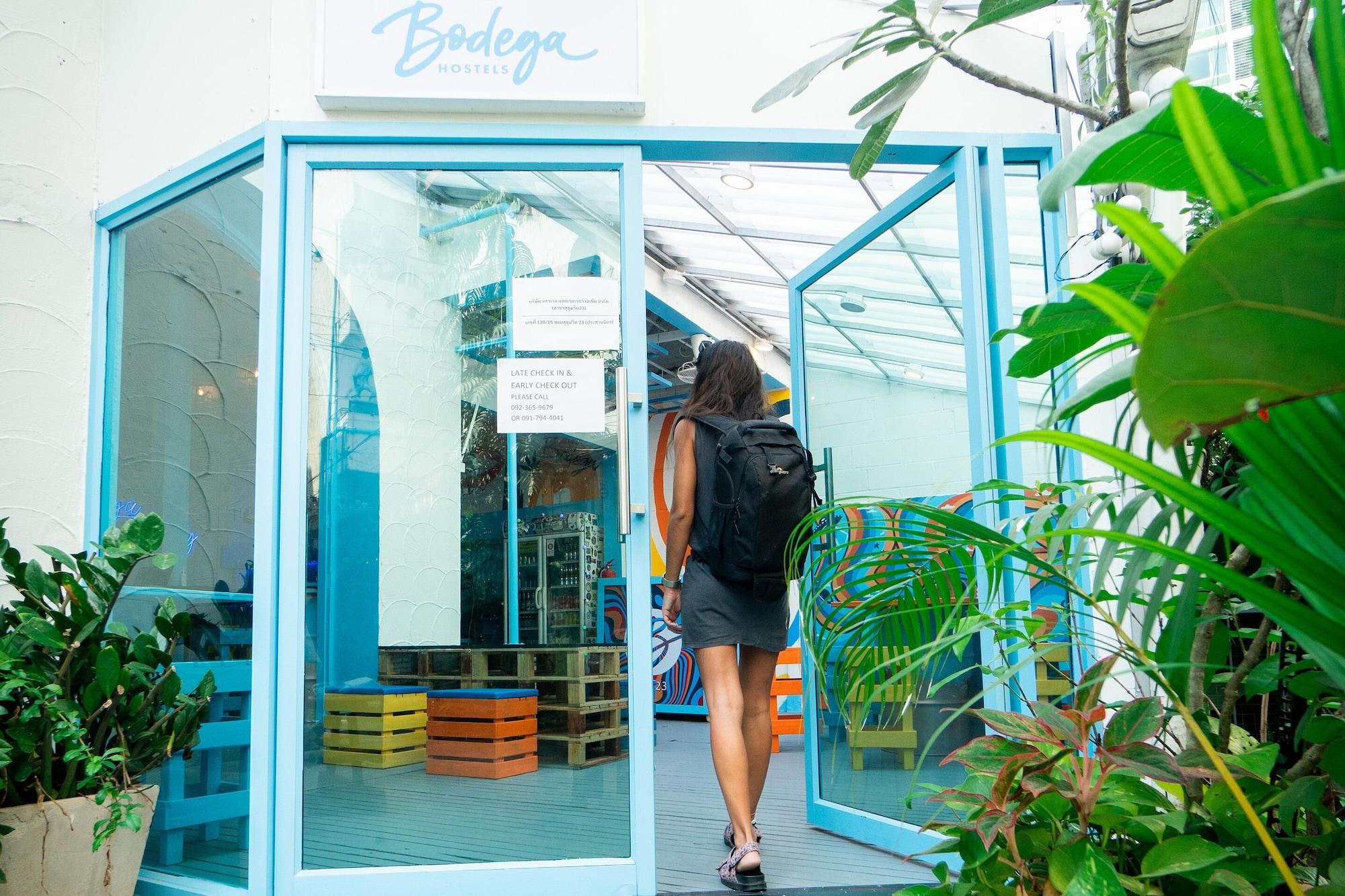 Vista Exterior Bodega Party City Center Bangkok - Hostel