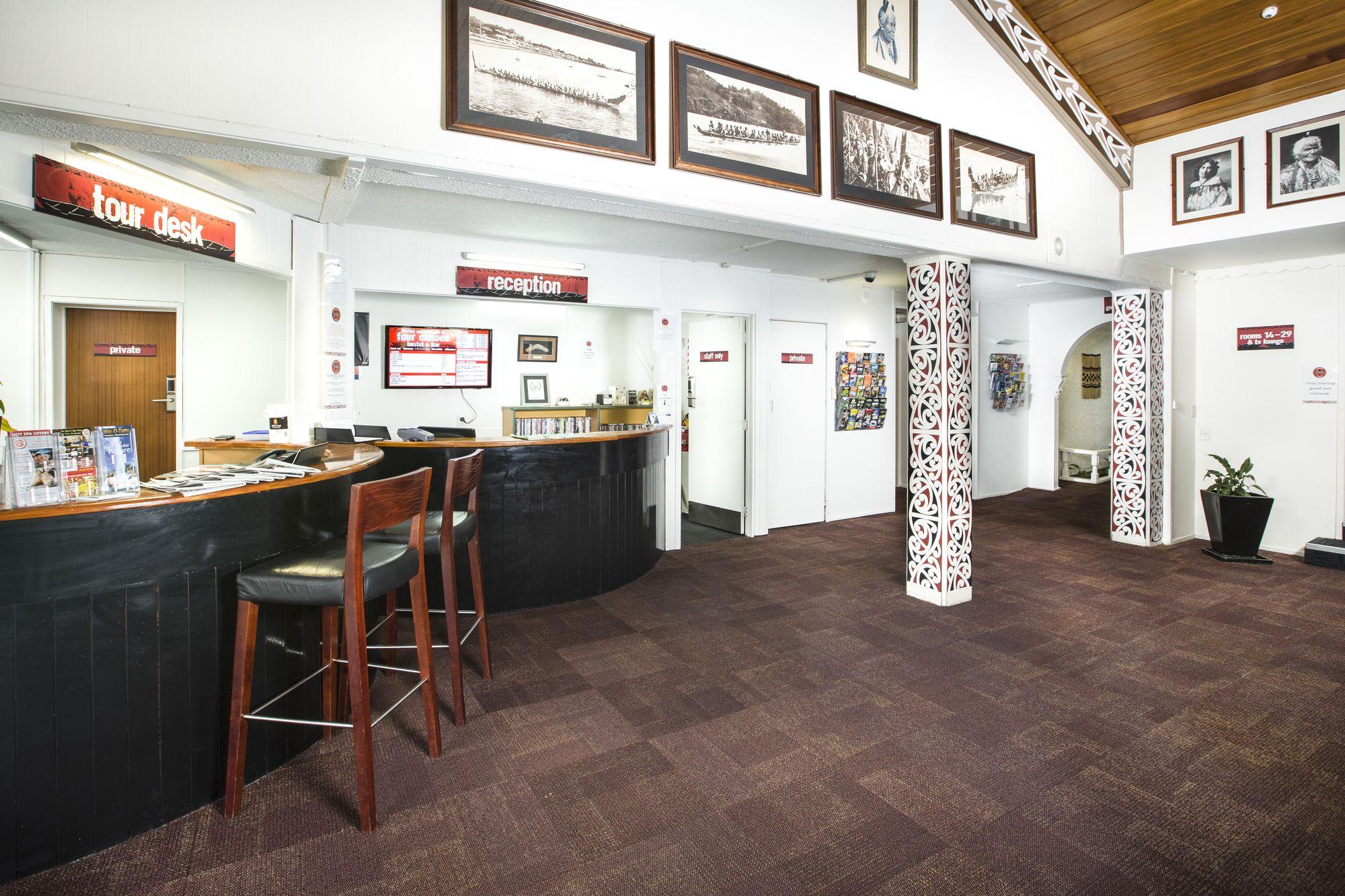 Vista Lobby Four Canoes Hotel