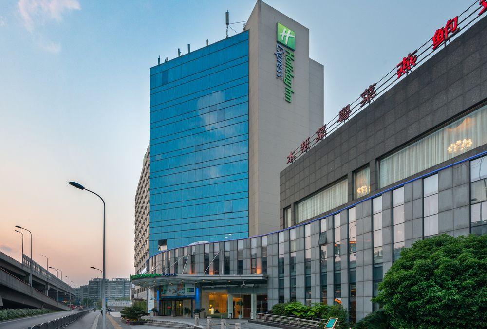 Vista da fachada Holiday Inn Express Shanghai Jinqiao Central
