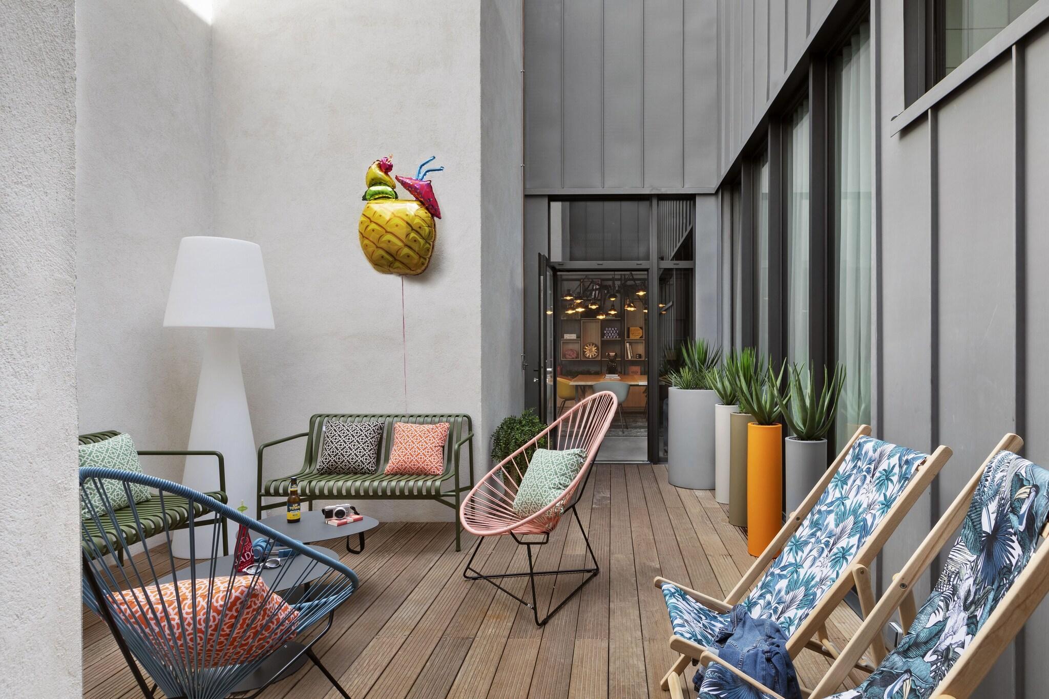 Varios Moxy Lyon Airport