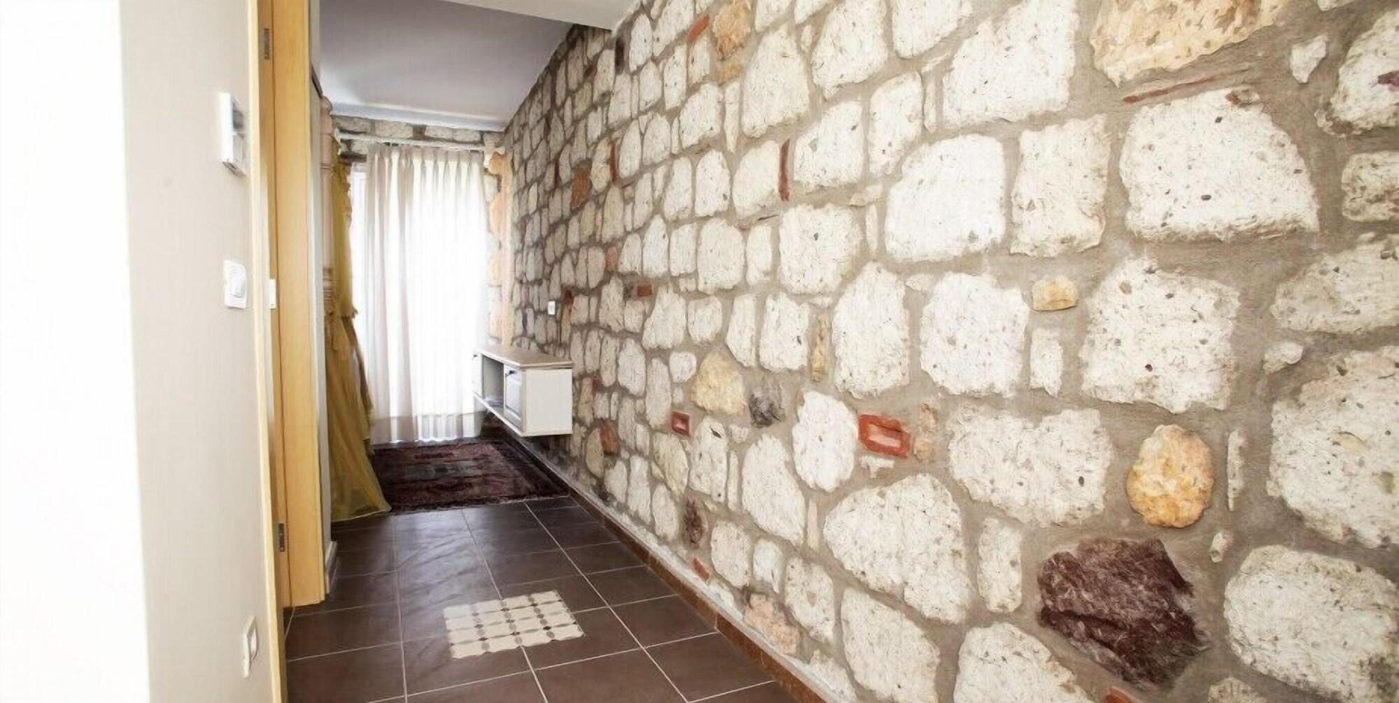 Varios Igdeli Han Hotel