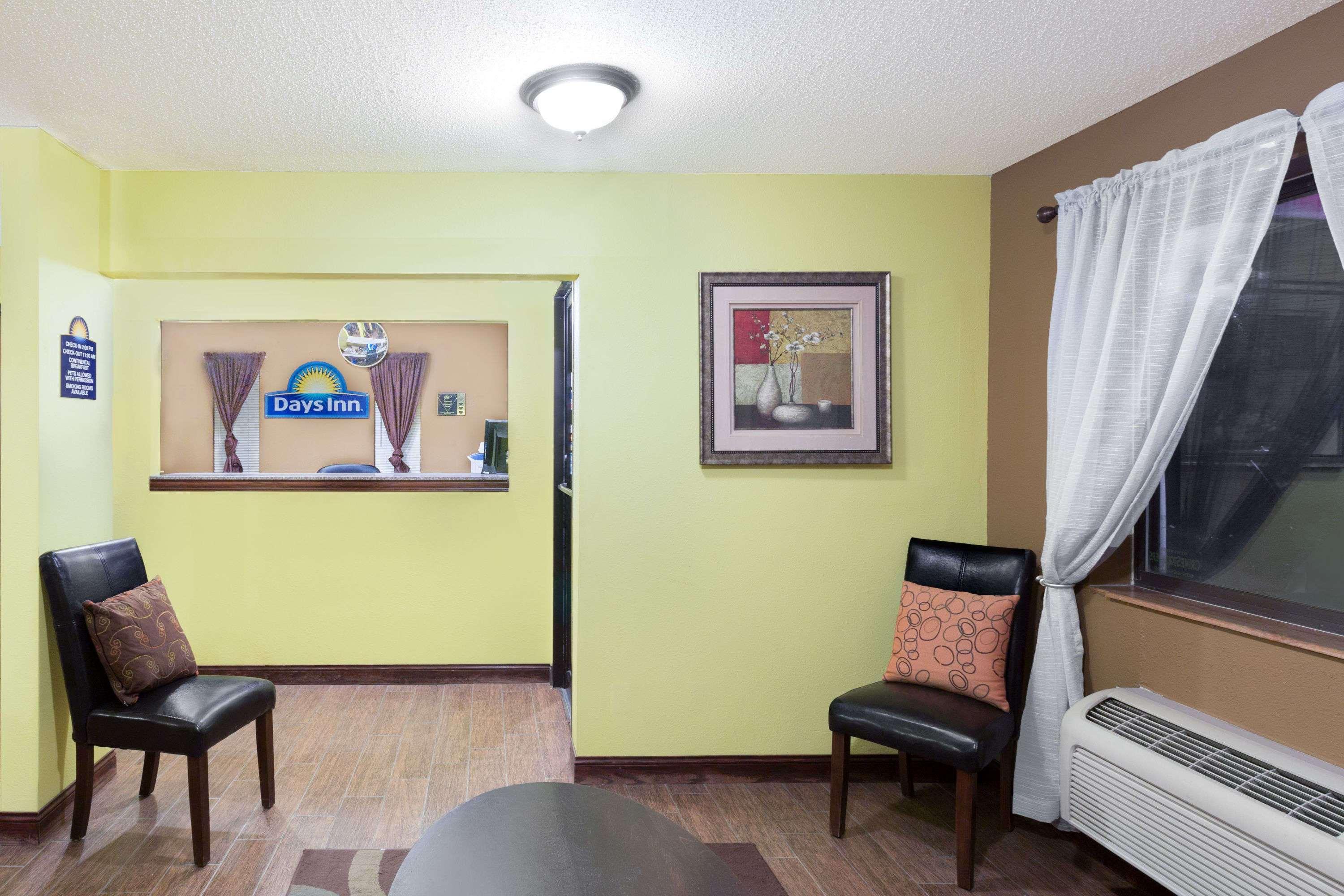 Vista Lobby Days Inn by Wyndham Yankton SD