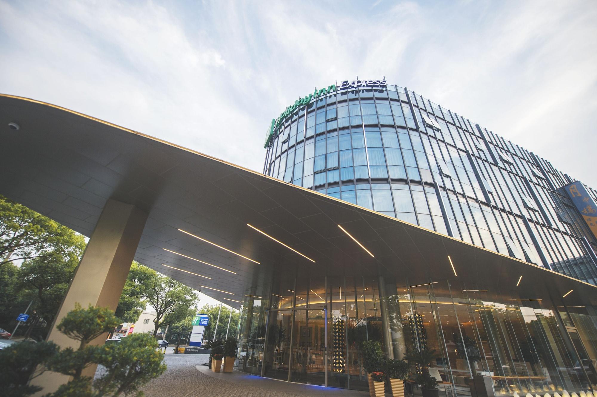 Vista Lobby Holiday Inn Express Shanghai Songjiang Fangta by IHG