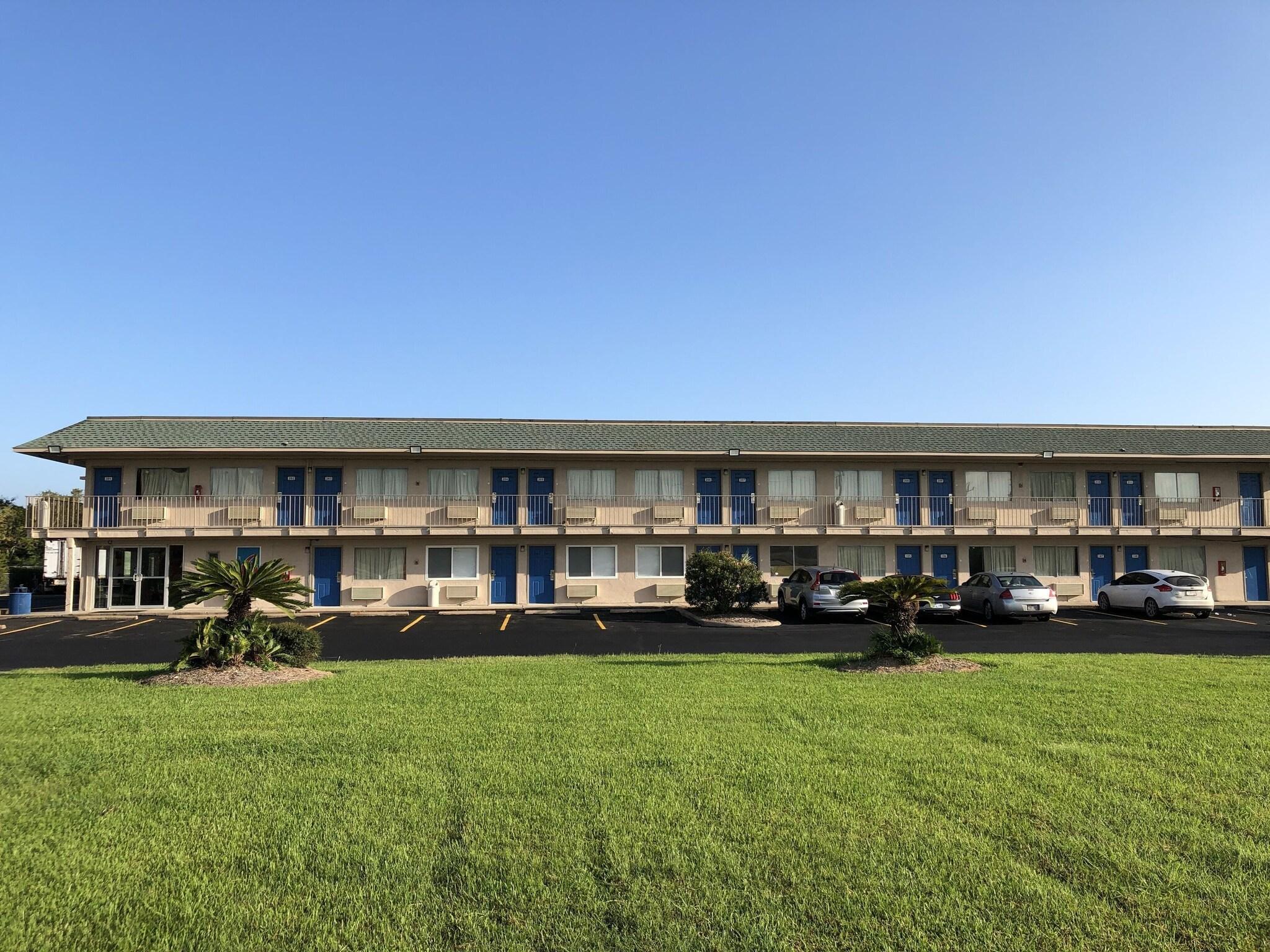 Vista Exterior Motel 6 Clute, TX