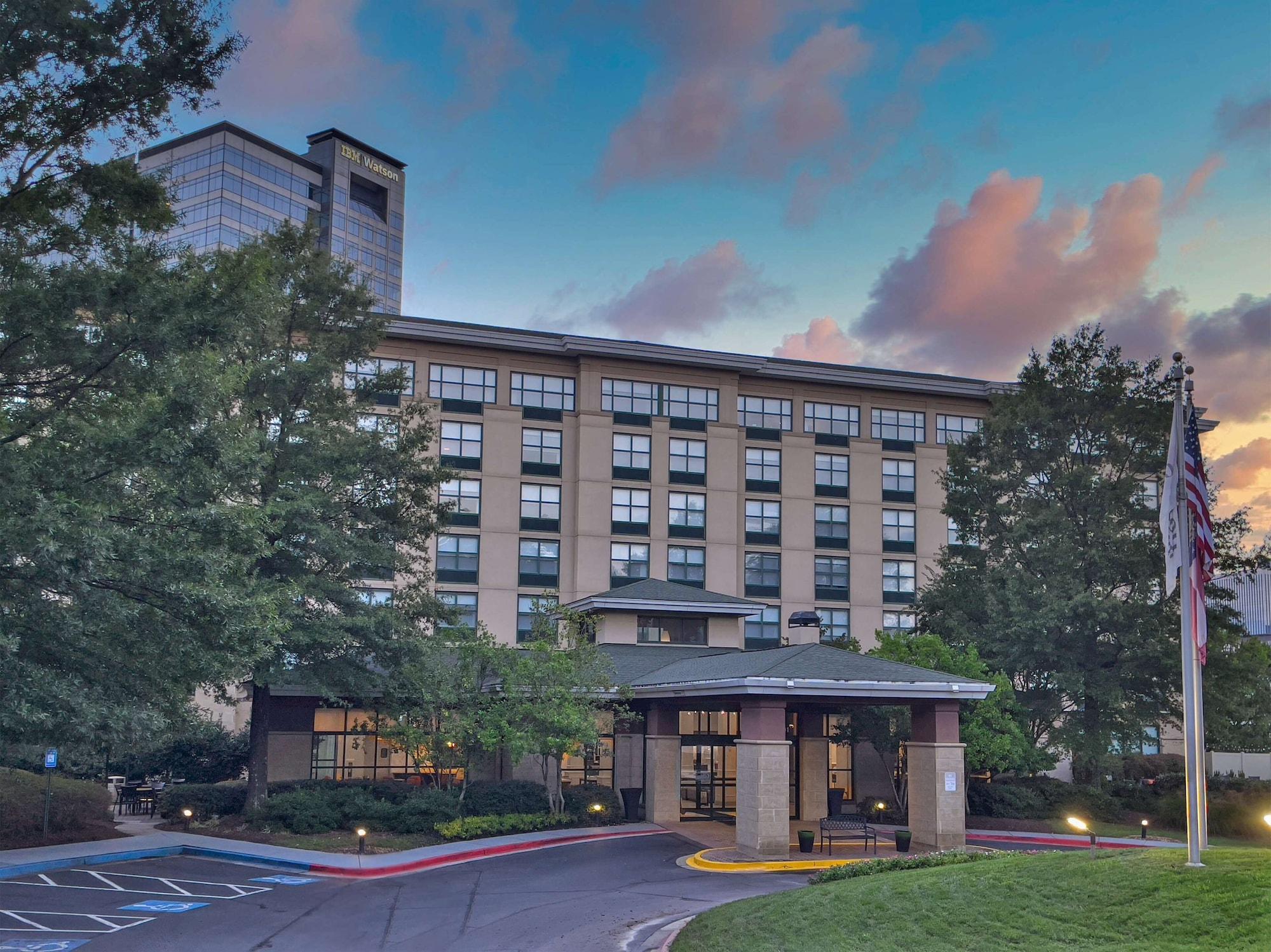 Vista Exterior Hilton Garden Inn Atlanta Perimeter Center