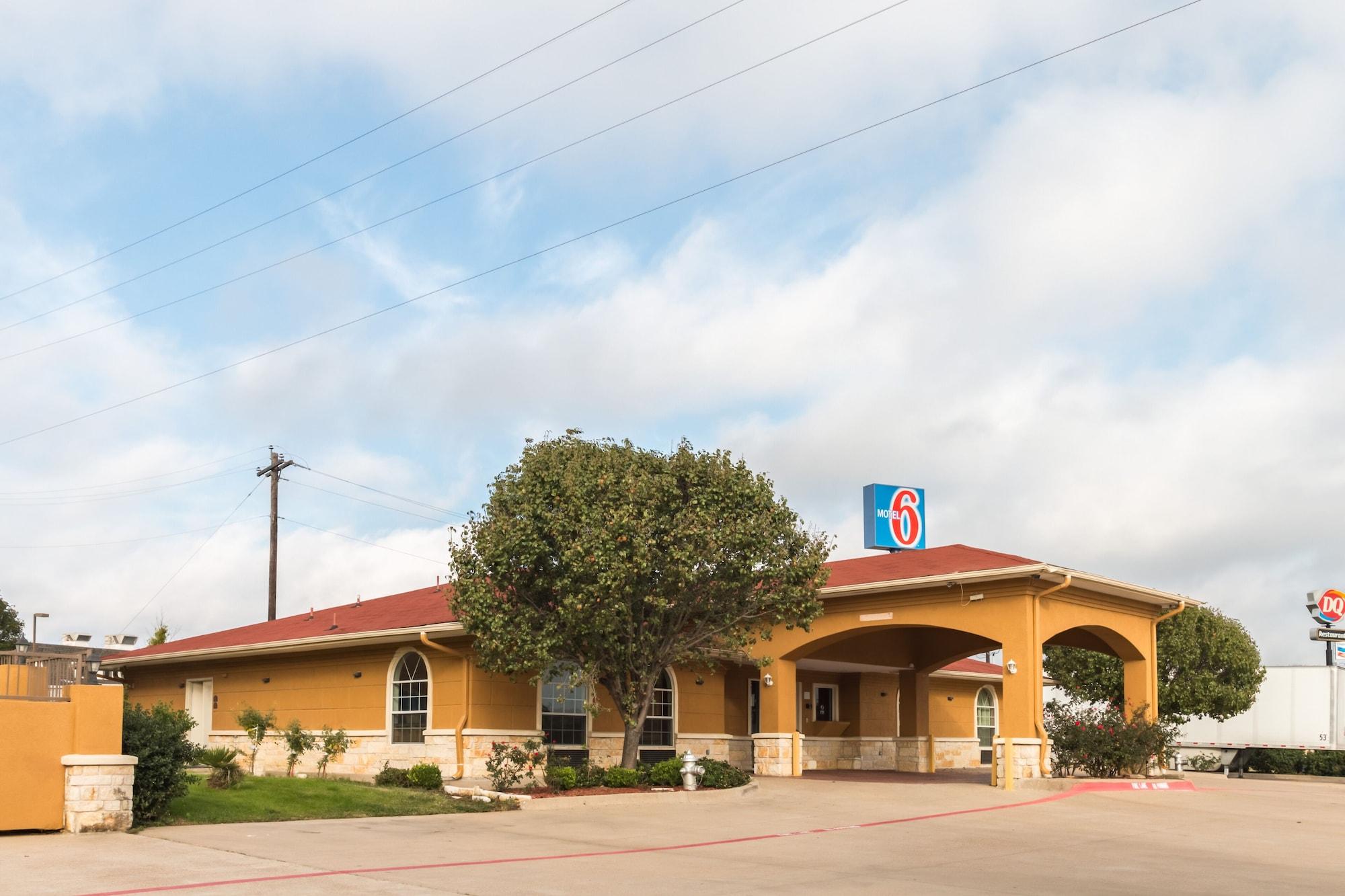 Vista Exterior Motel 6 Alvarado, TX
