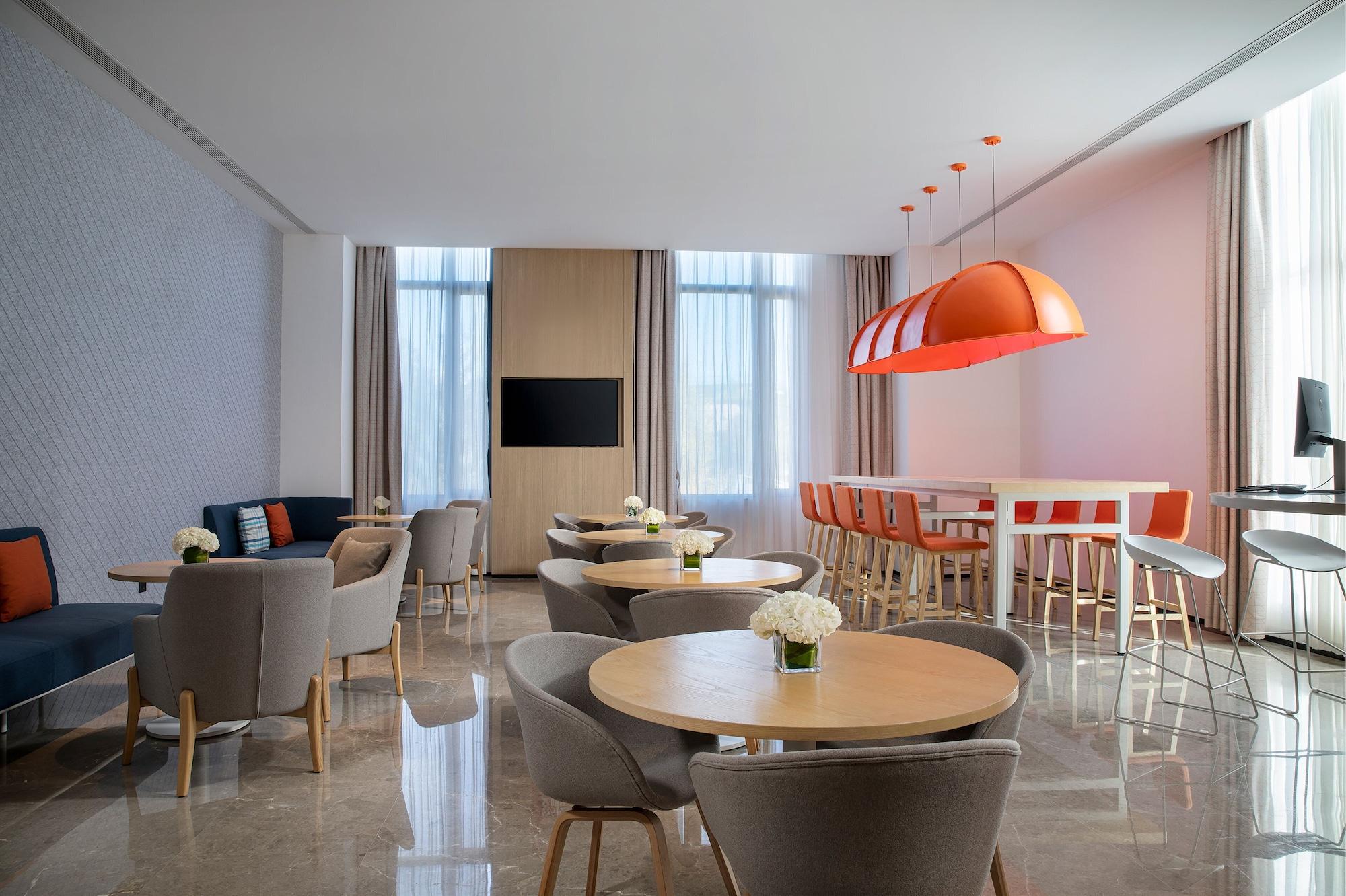 Vista Lobby Holiday Inn Express Chengde Park View by IHG
