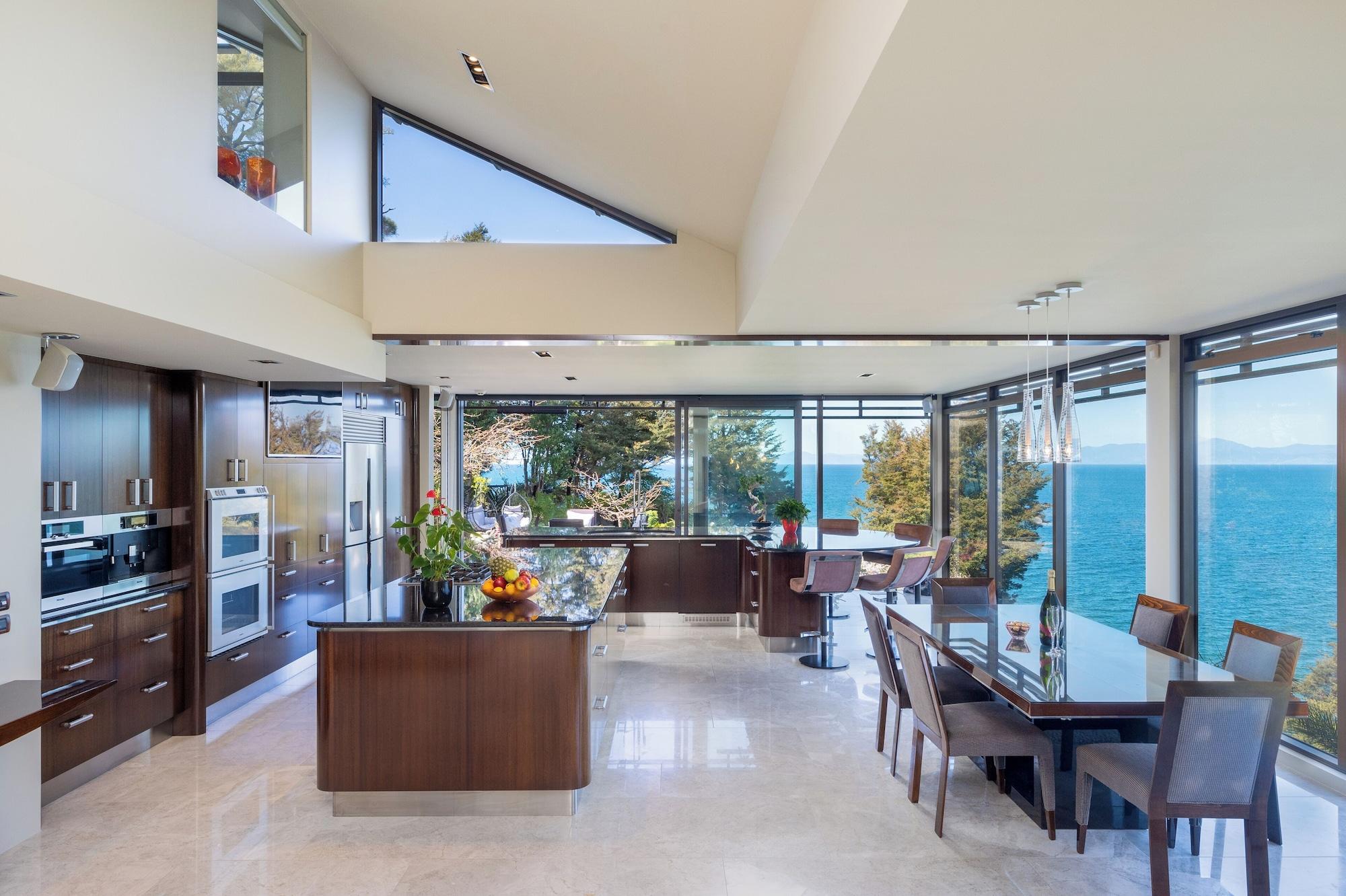 Restaurant Cozy Suite - Ocean View & Private Beach