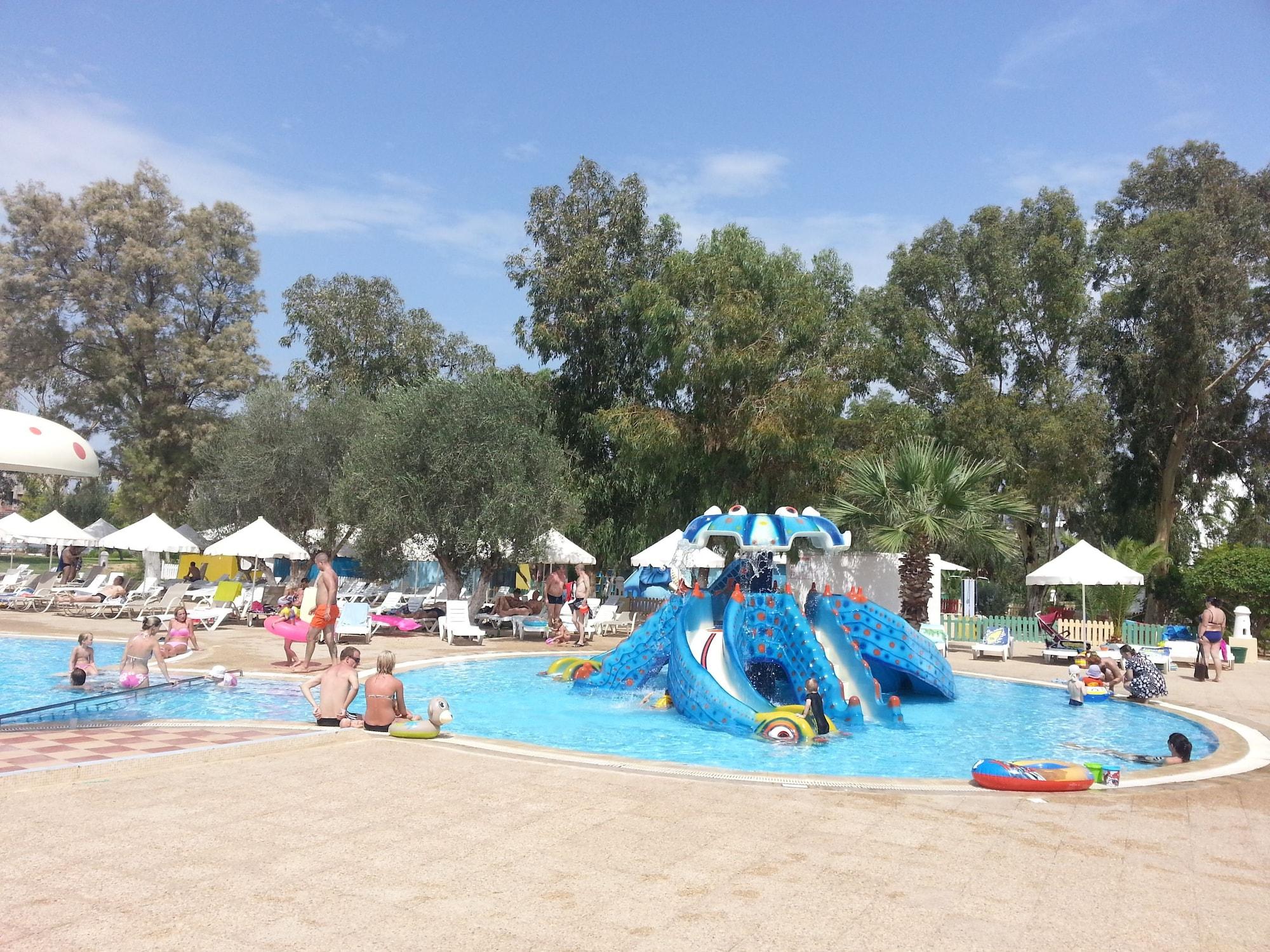Vista Piscina Eden Club Skanes