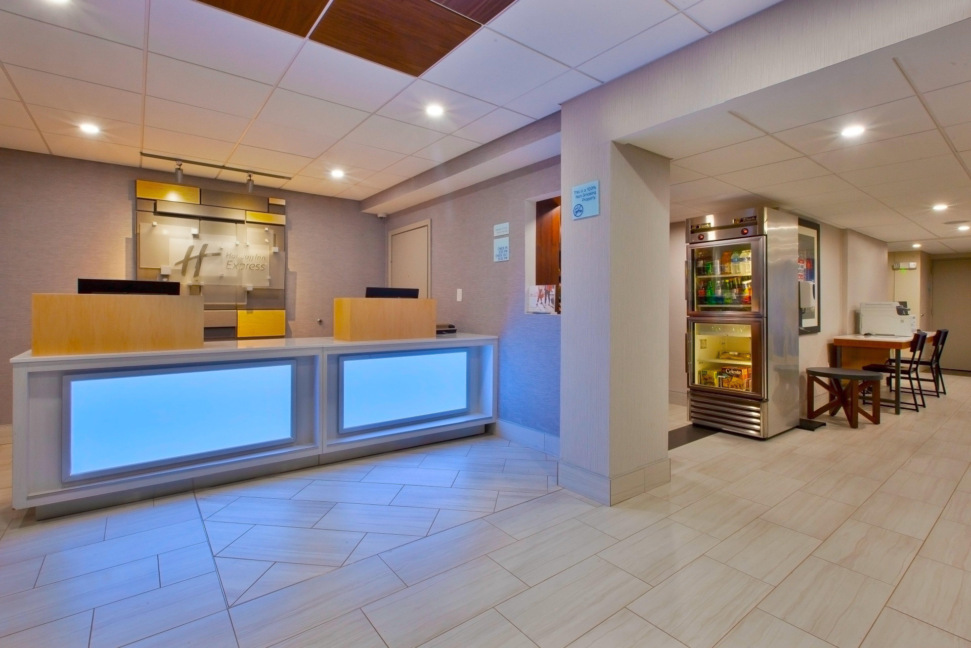 Vista Lobby Holiday Inn Express Fairfax - Arlington Boulevard by IHG