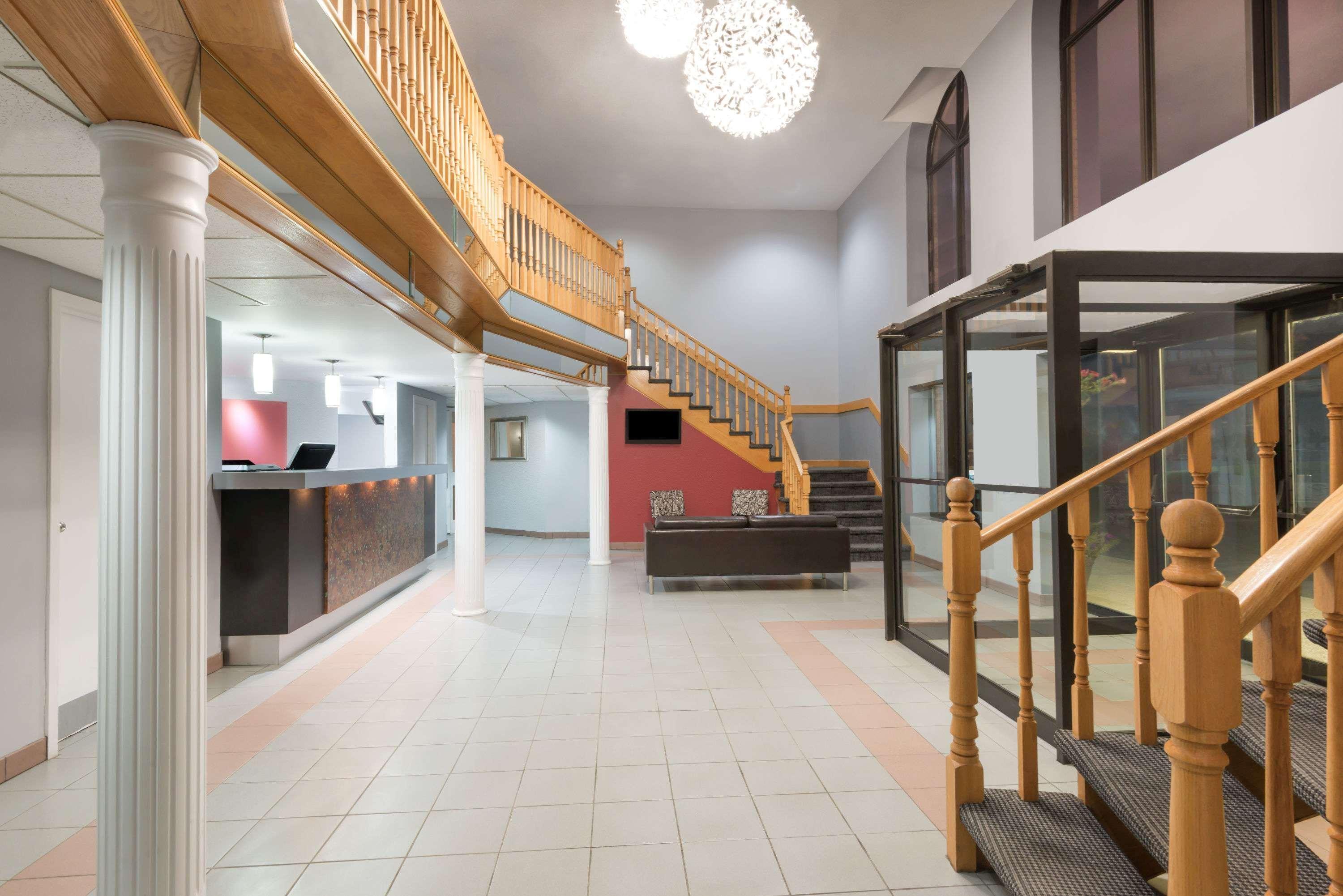 Vista Lobby Super 8 by Wyndham Mt Hope Hamilton Inter. Airport