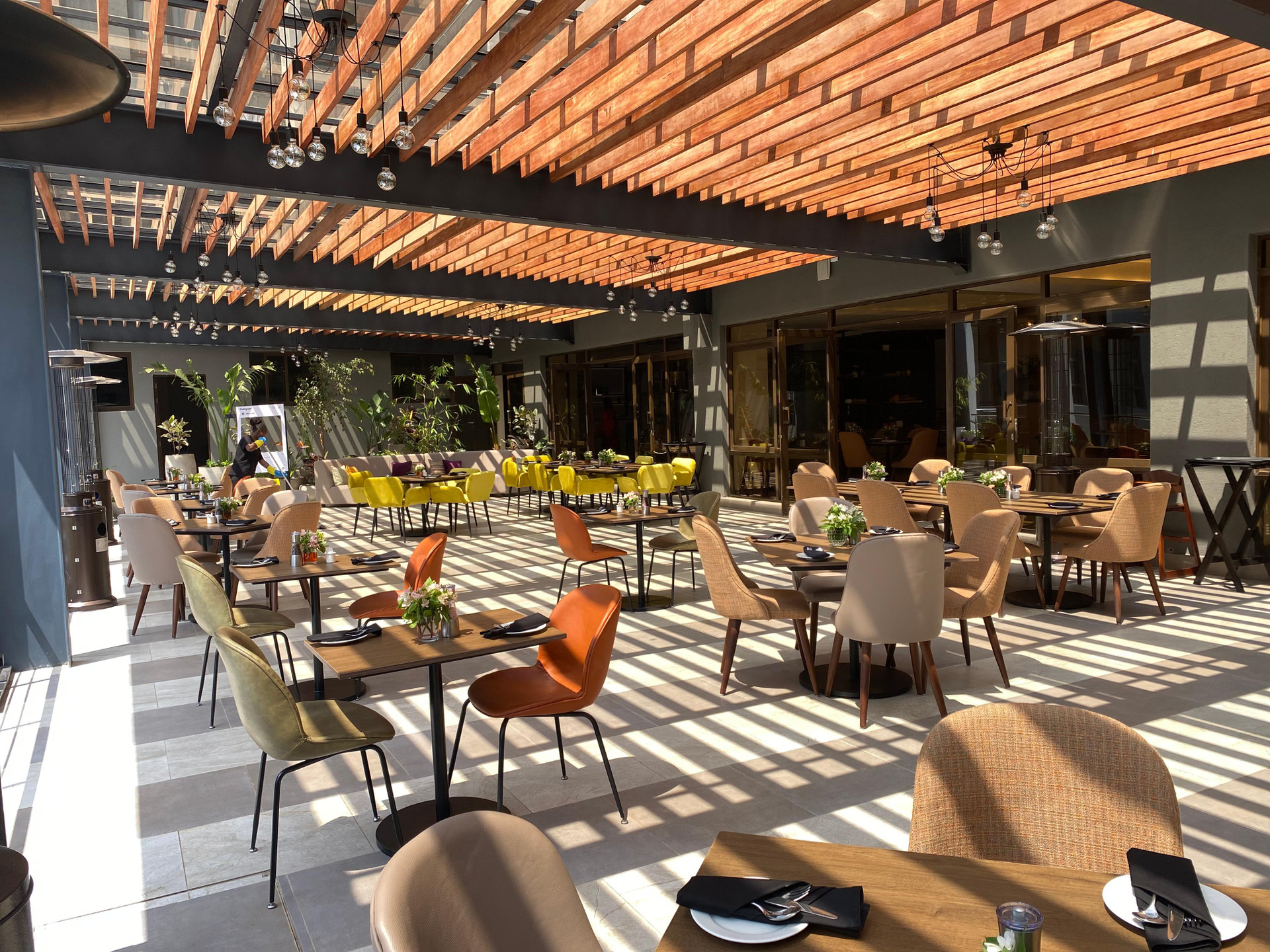 Restaurant Trademark Suites At Enaki Town