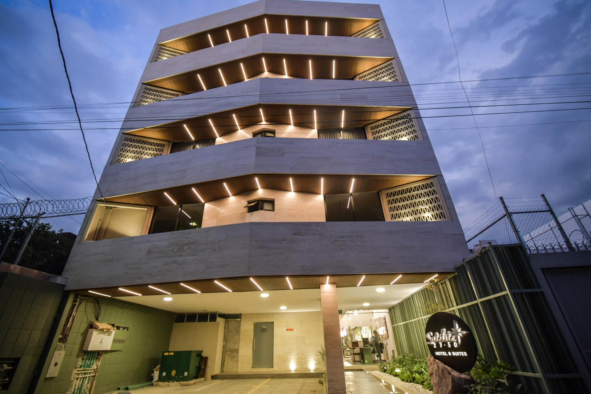 Vista Exterior Expo Satelite 2750 Hotel & Suites