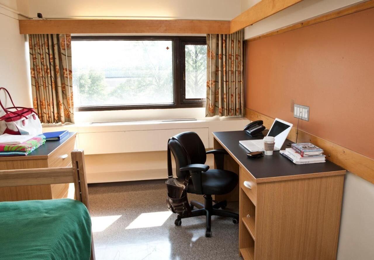 Varios Backpacker College at University of Toronto - New College Residence - Willson Hall