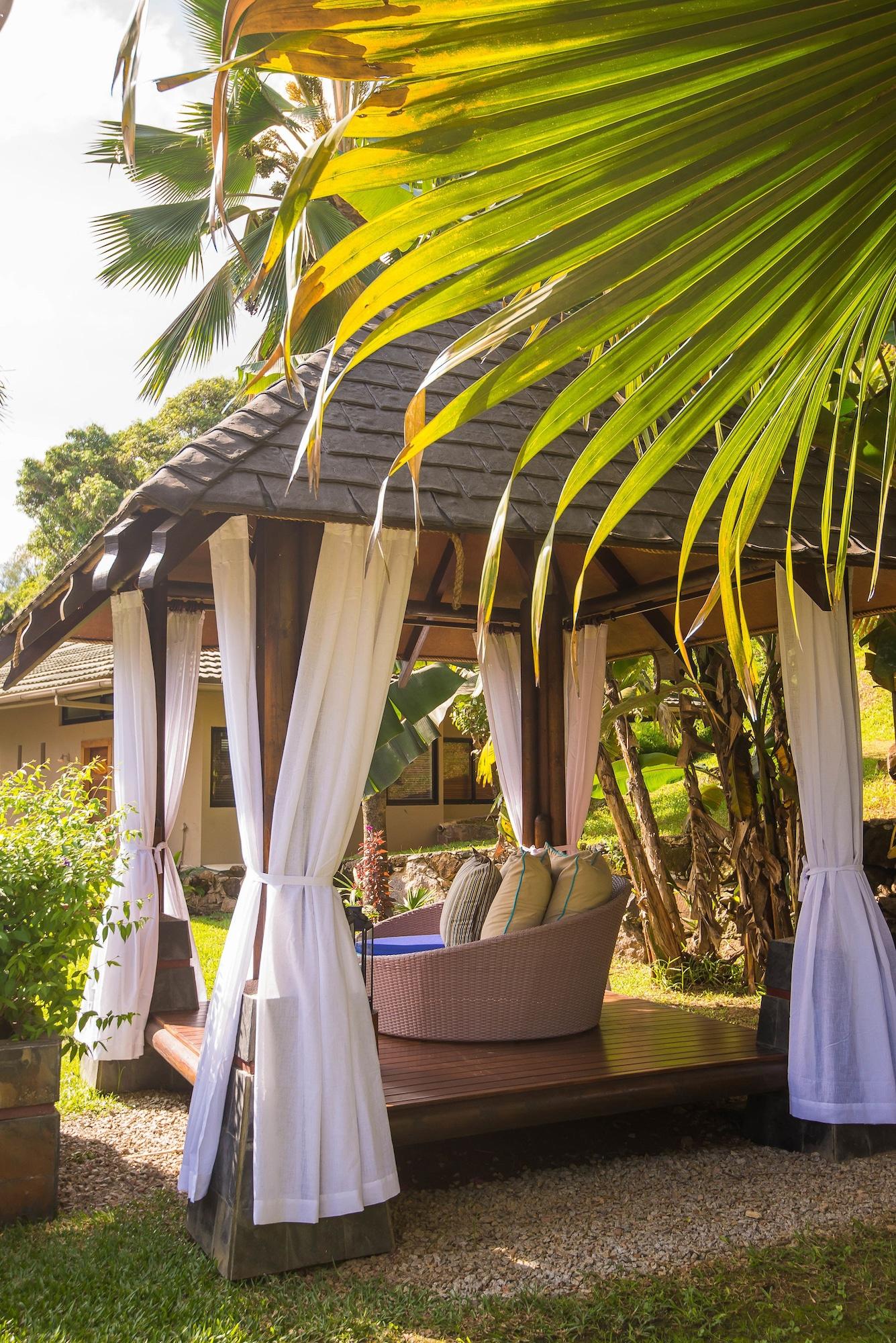 Vista Exterior Coco de Mer Hotel and Black Parrot Suites