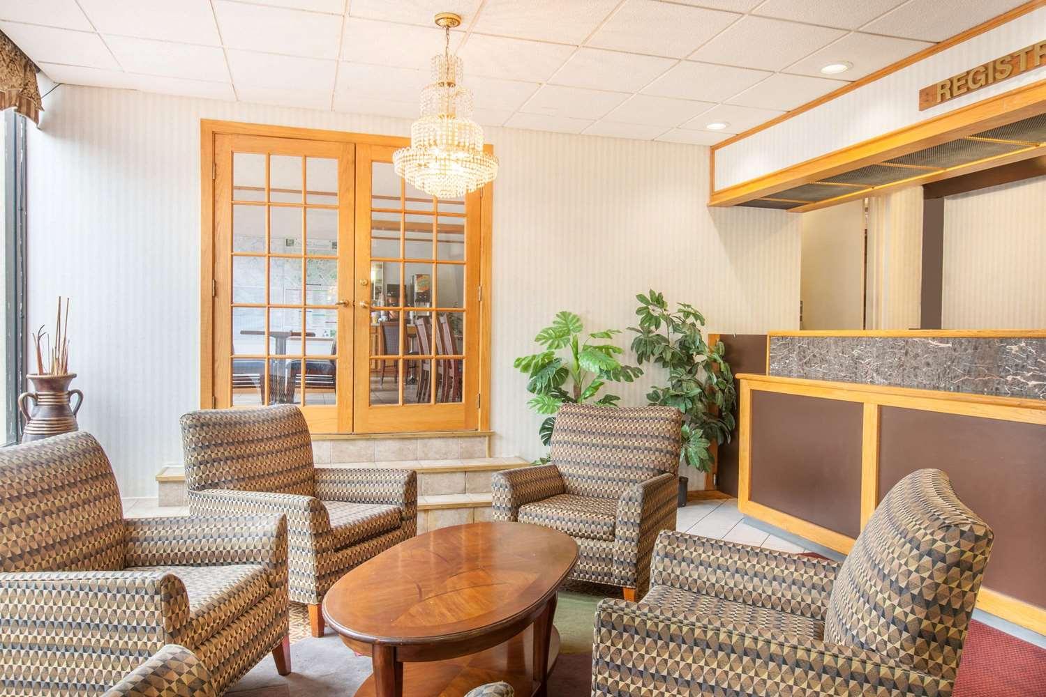 Vista Lobby Schenectady Inn & Suites