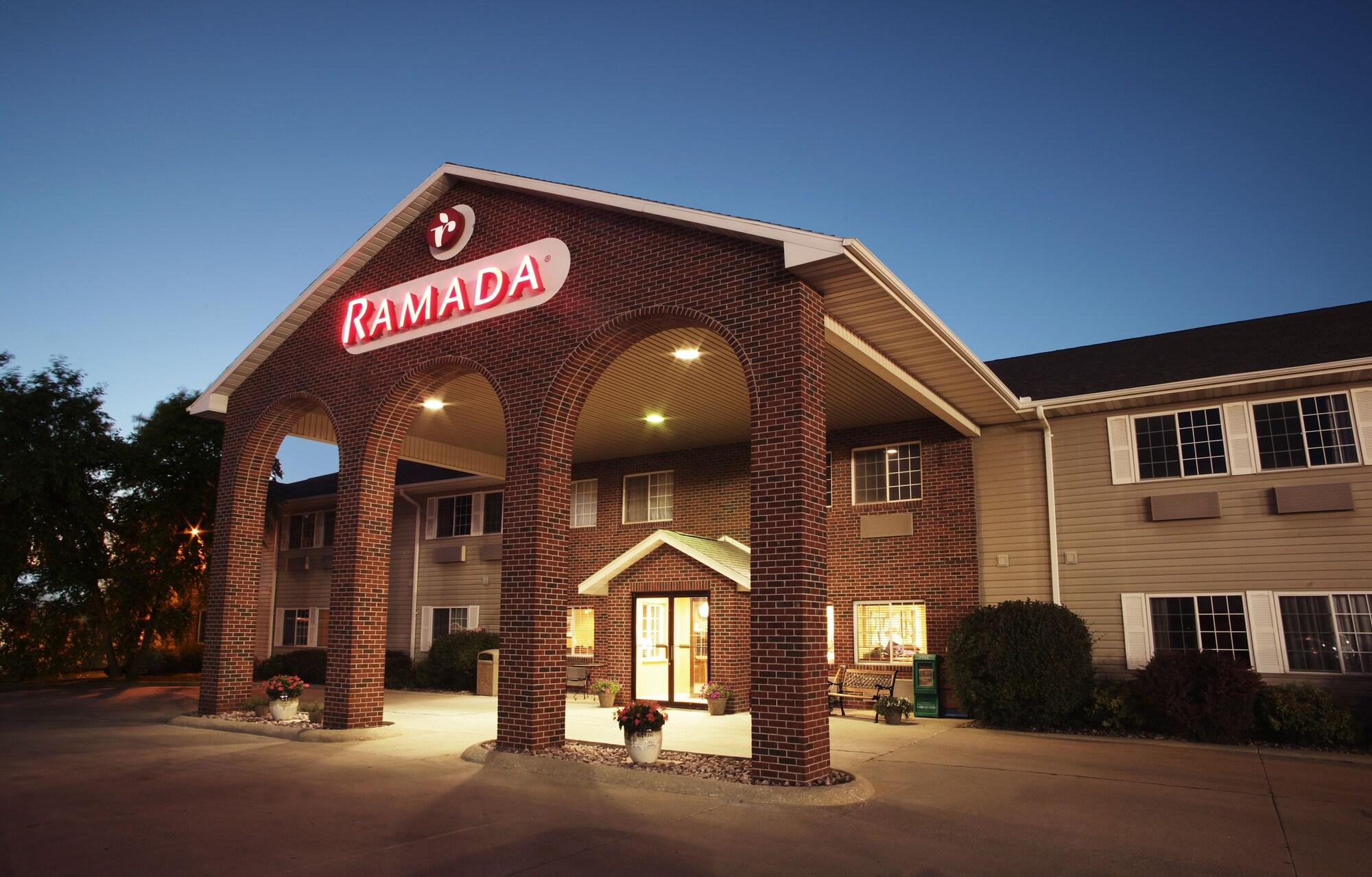 Vista Exterior Ramada by Wyndham Spirit Lake/Okoboji