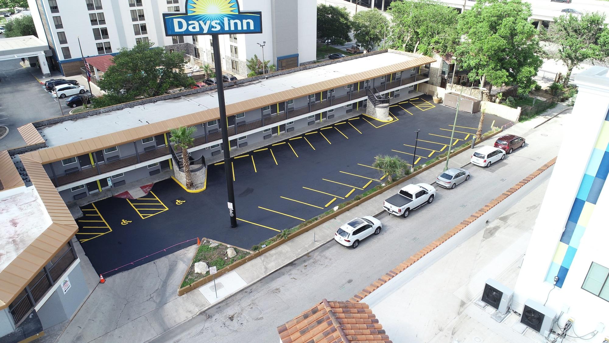 Vista Exterior Days Inn by Wyndham San Antonio Alamo/Riverwalk
