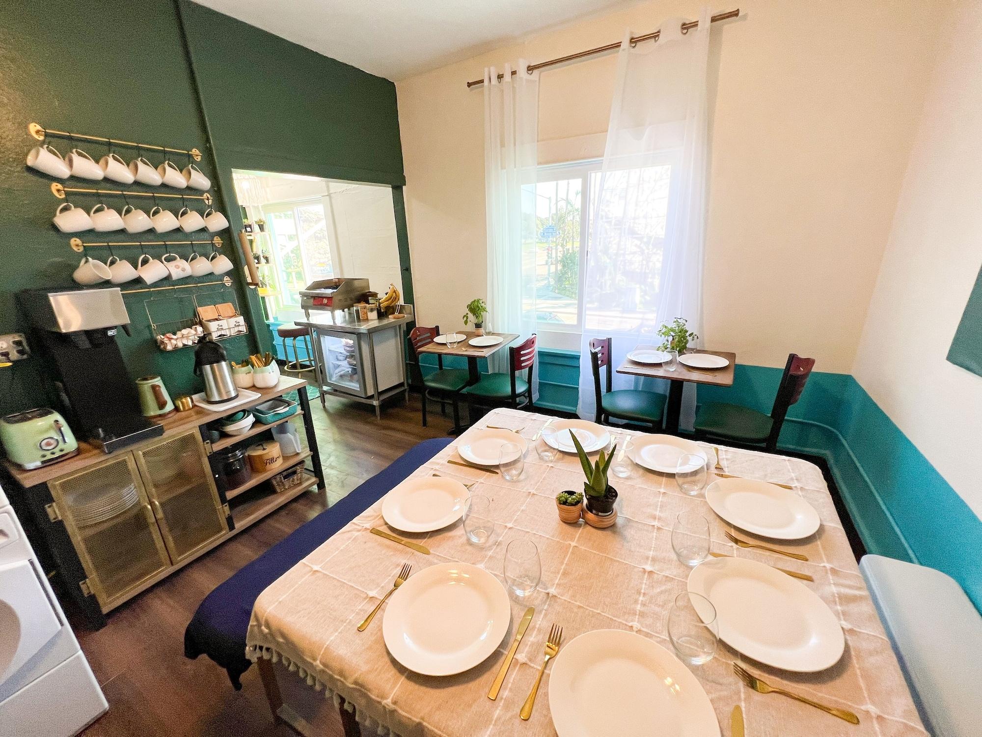 Restaurant ITH Mission Beach Backpacker Hostel