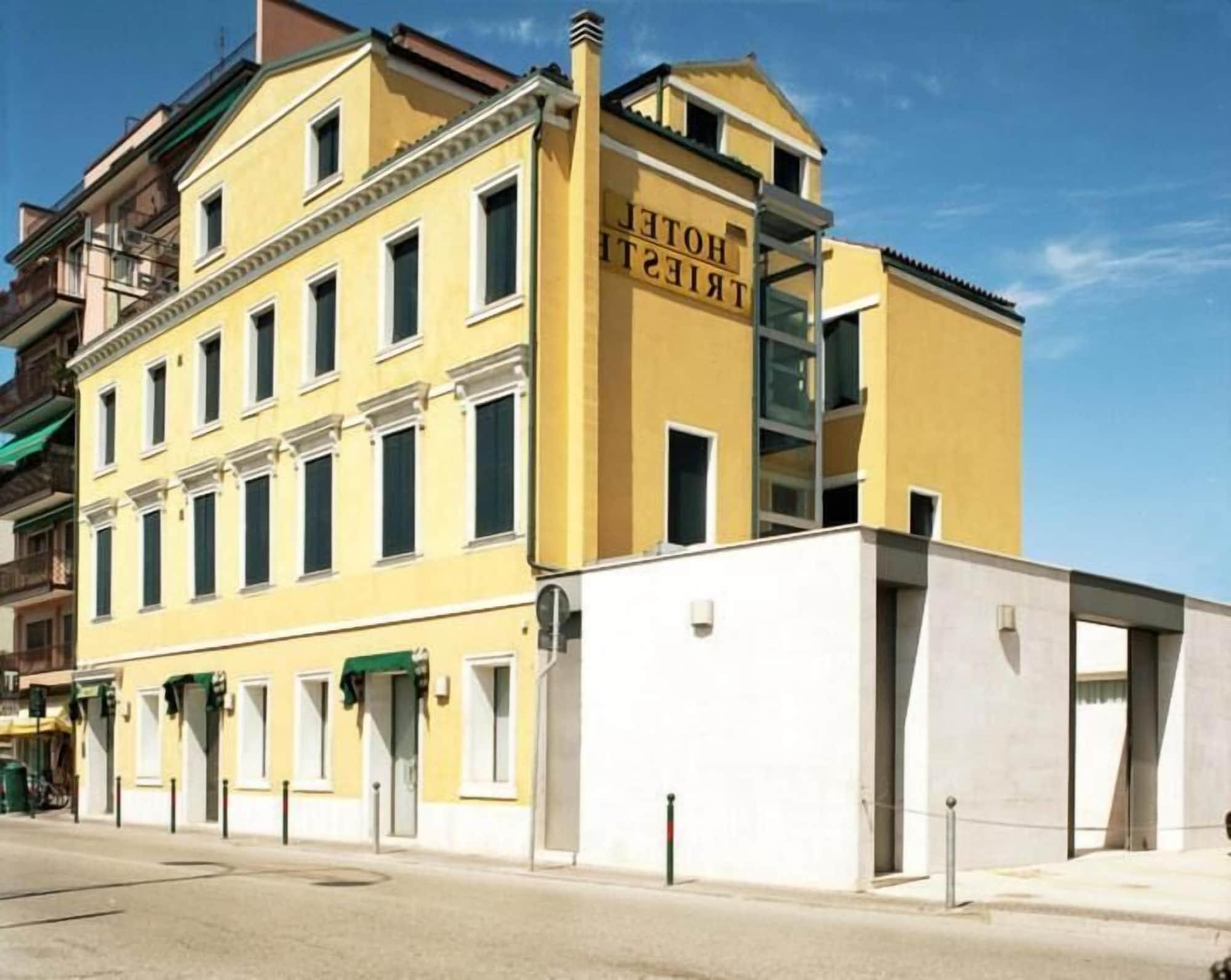 Vista Exterior Hotel Trieste