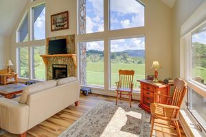 Alquiler Vacacional - Secluded Mountain City Home w/ Deck & Views!