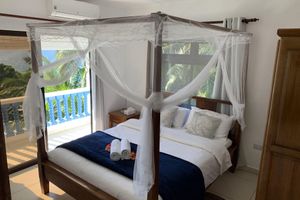 Alquiler Vacacional - Fabulous Sea View Upper Floor Private Apartment 2 minutes walk to the beach