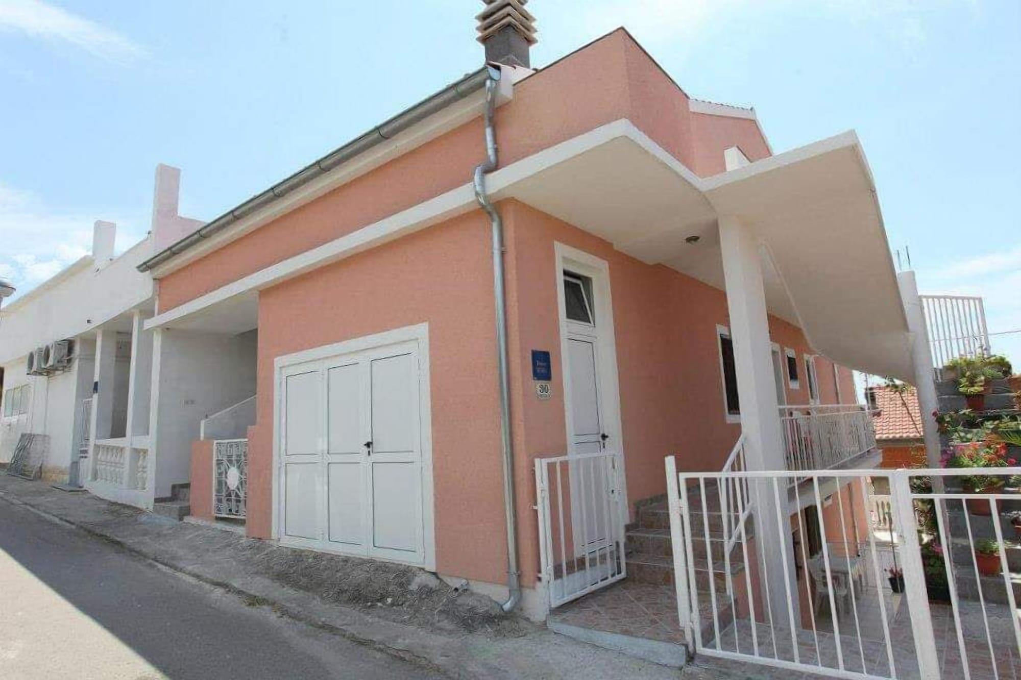 Vista Exterior Apartments Alissa