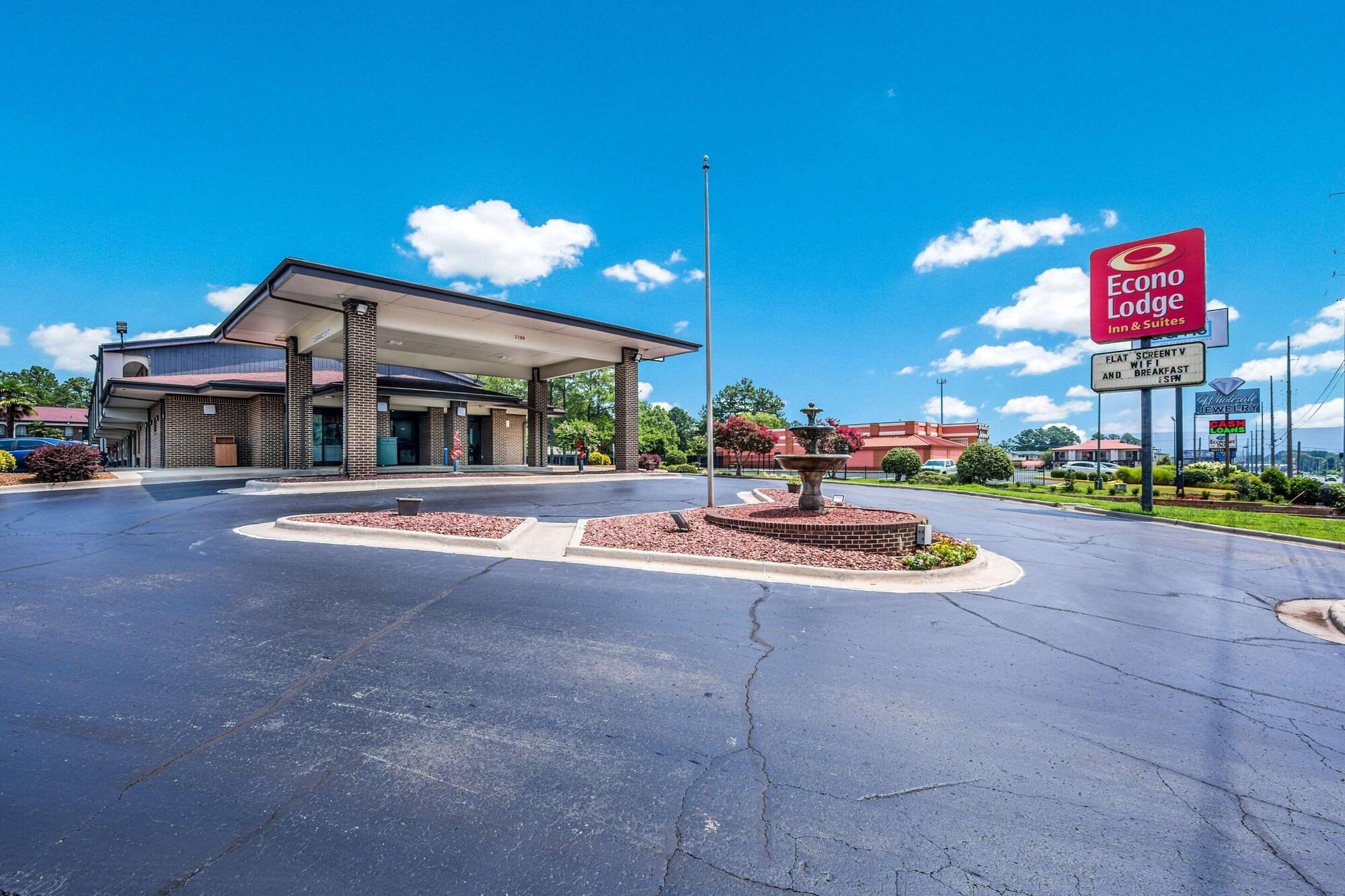 Varios Econo Lodge Inn & Suites