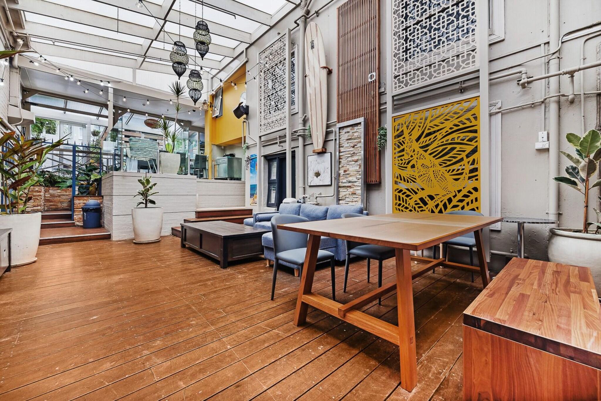 Vista Lobby London Plane Backpackers