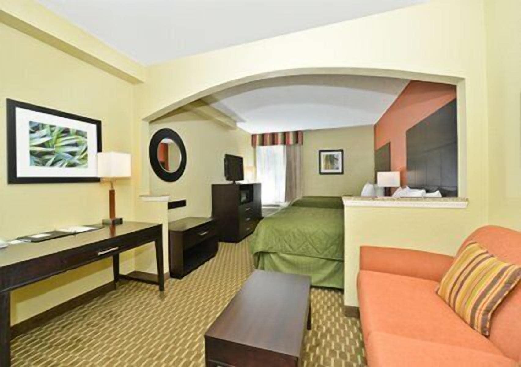 Comodidades del Alojamiento Comfort Inn Meridian - Bonita Lakes