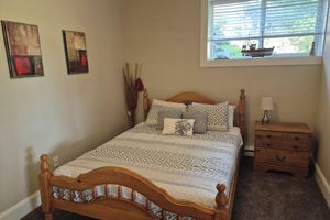 Alquiler Vacacional - Scenic 2 bedroom walkout suite with hot-tub and outdoor pool, across from Park.