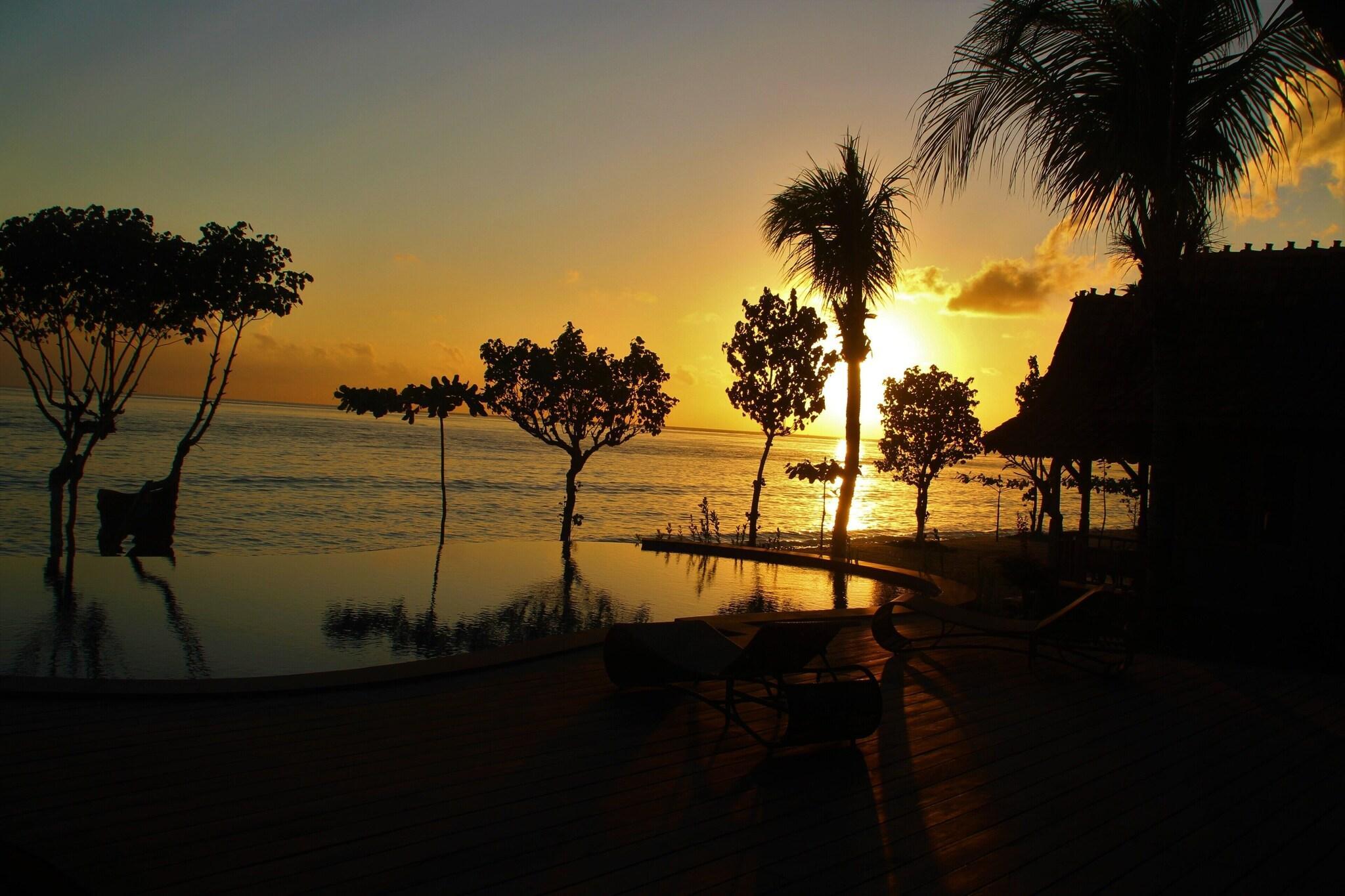 Playa Blue Harbor Beachfront Villas & Resto