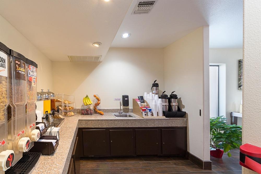 Vista Lobby Super 8 by Wyndham New Braunfels I-35