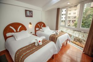 Alojamiento - MAPILAND-Hotel Boutique. a unos pasos de la estación de tren y de autobus. Con vista al río y a las montañas