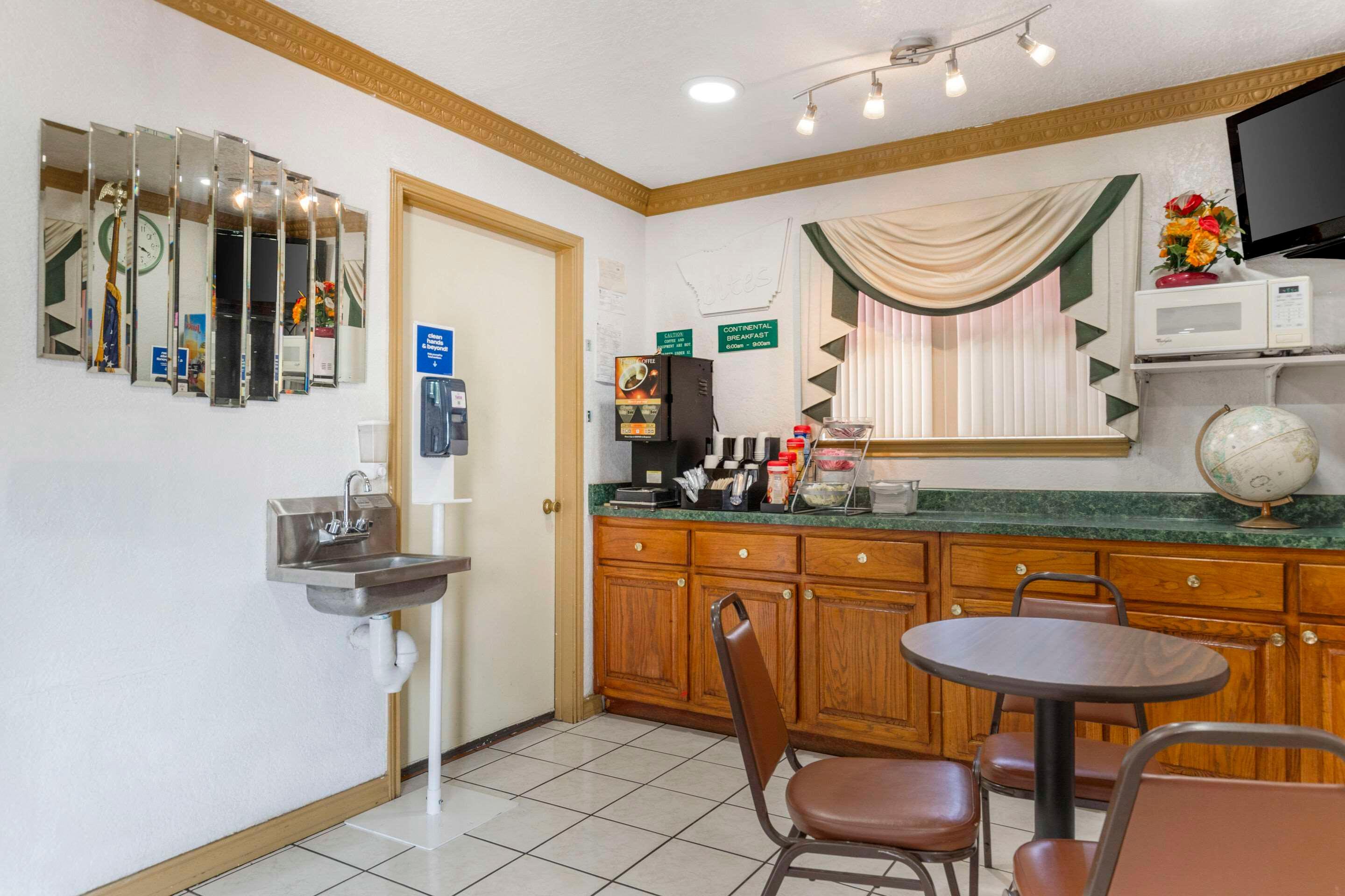 Restaurant Econo Lodge Inn & Suites Near Lackland AFB