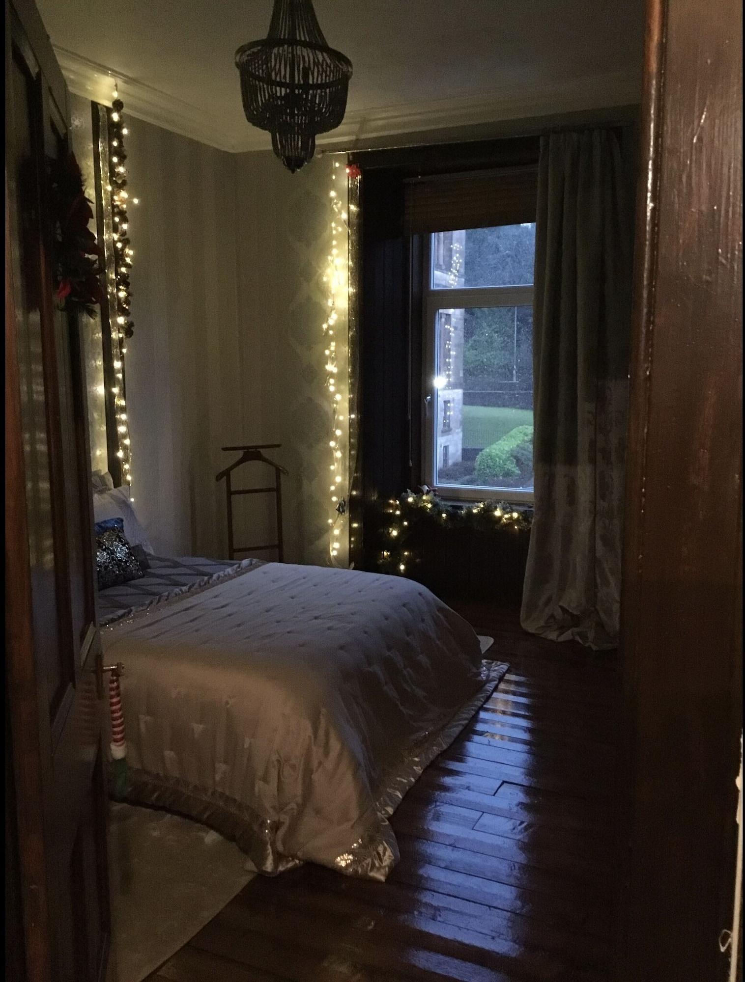Habitación Two Bedroom Victorian Flat in the Centre of Port Glasgow Close to all Amenities ...........