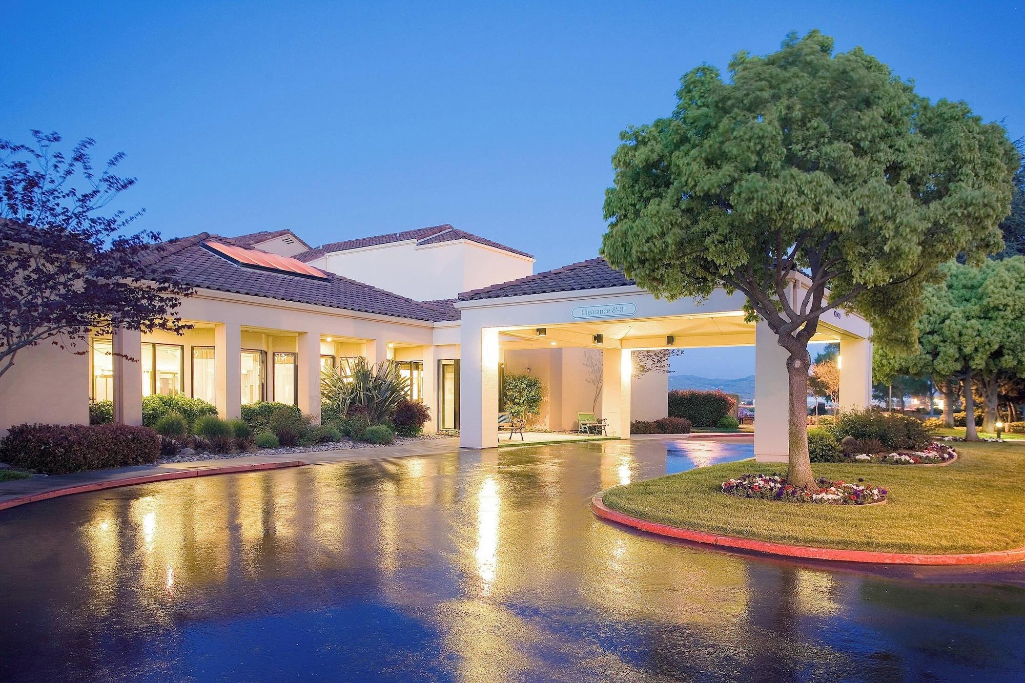 Vista Exterior Courtyard Fremont Silicon Valley