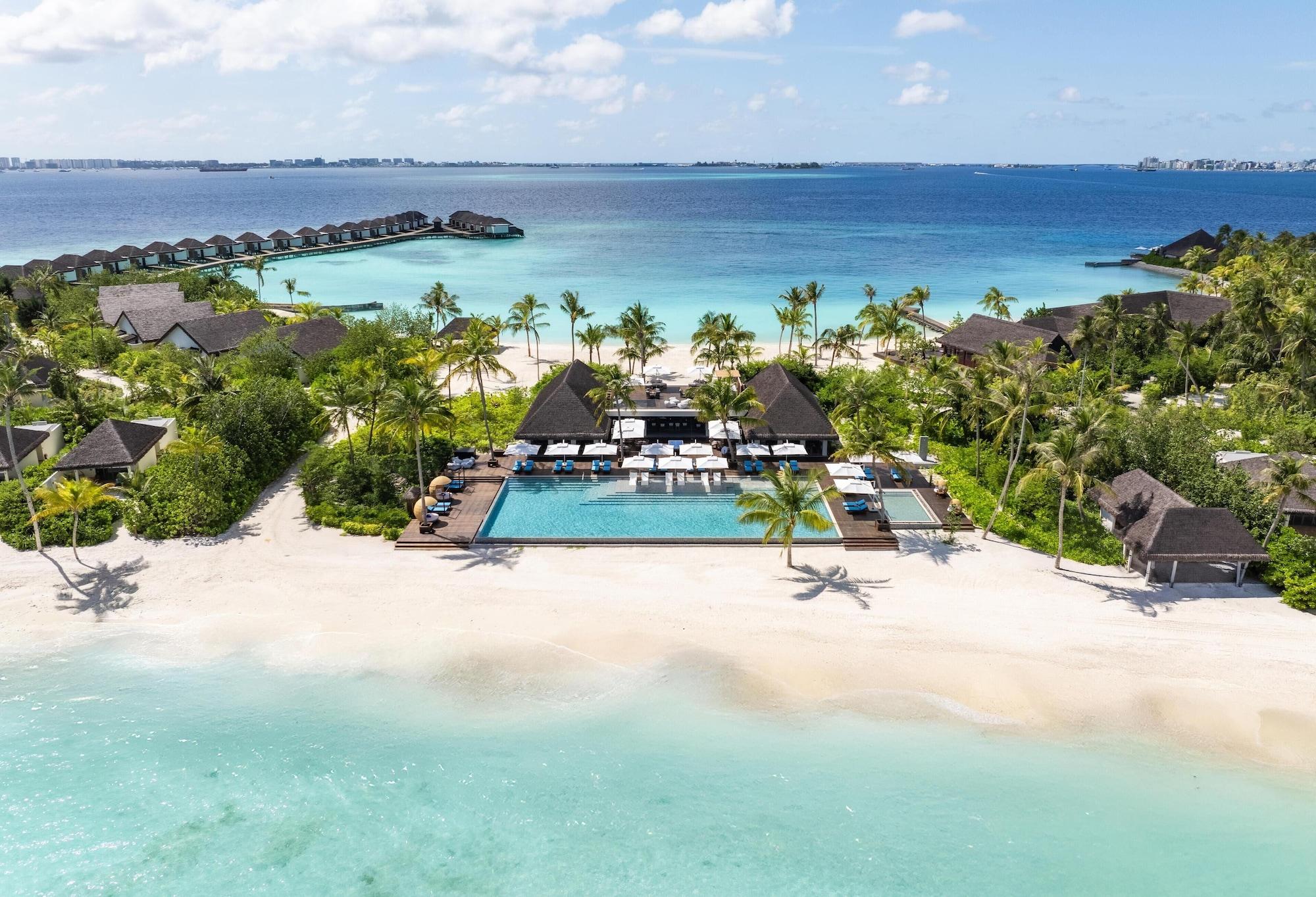 Vista da piscina dusitD2 Feydhoo Maldives