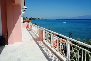 Alquiler Vacacional - Stunning Beachfront Villa on the Gulf of Corinth
