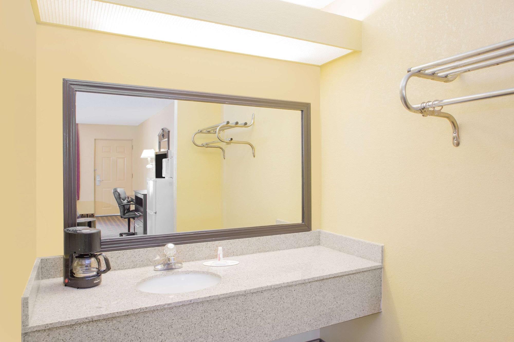 Equipamiento de Habitación Days Inn by Wyndham Andalusia