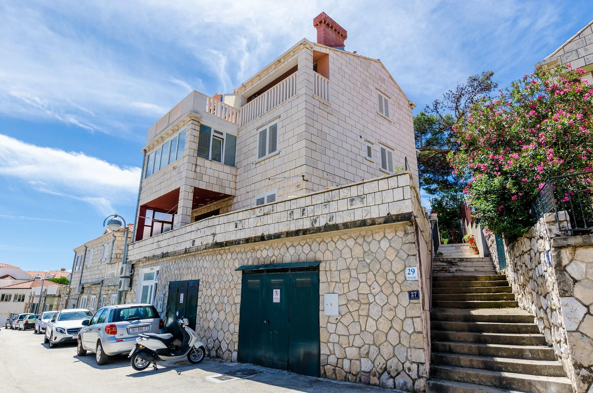 Varios Guest House Avdic