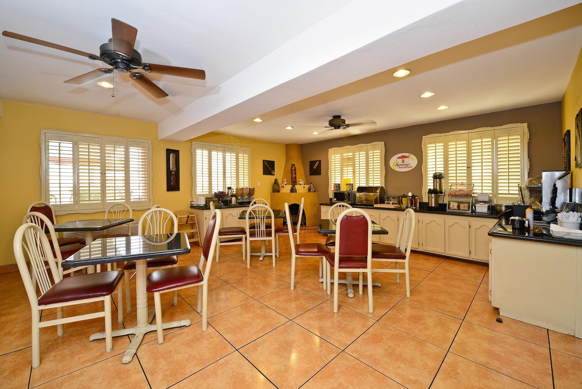 Restaurant Super 8 by Wyndham El Paso Airport